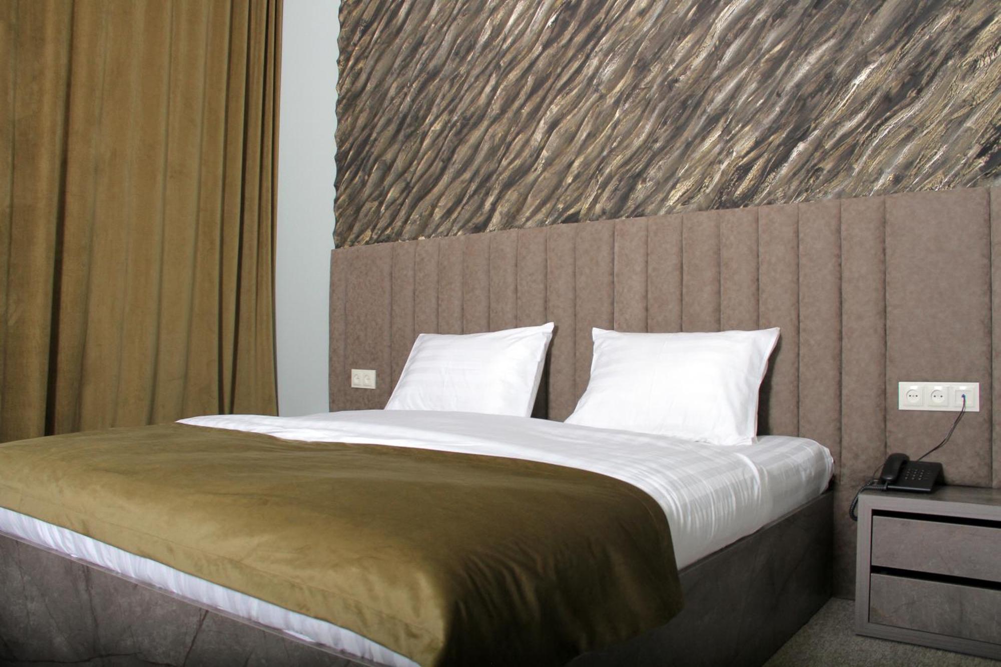 Port Plaza Evn Hotel P'arak'ar Exterior photo
